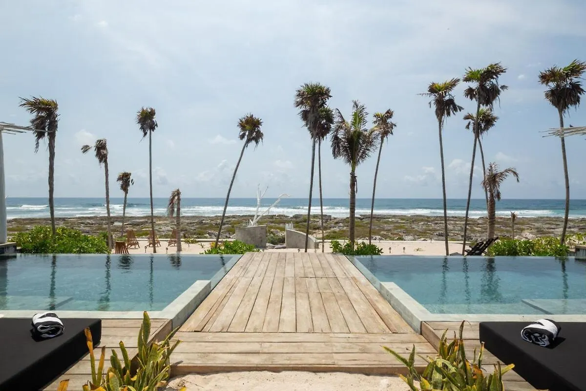 Villa Luxury Oceanfront Estate With Pool, Staff, Sleeps 24 à Tulum
