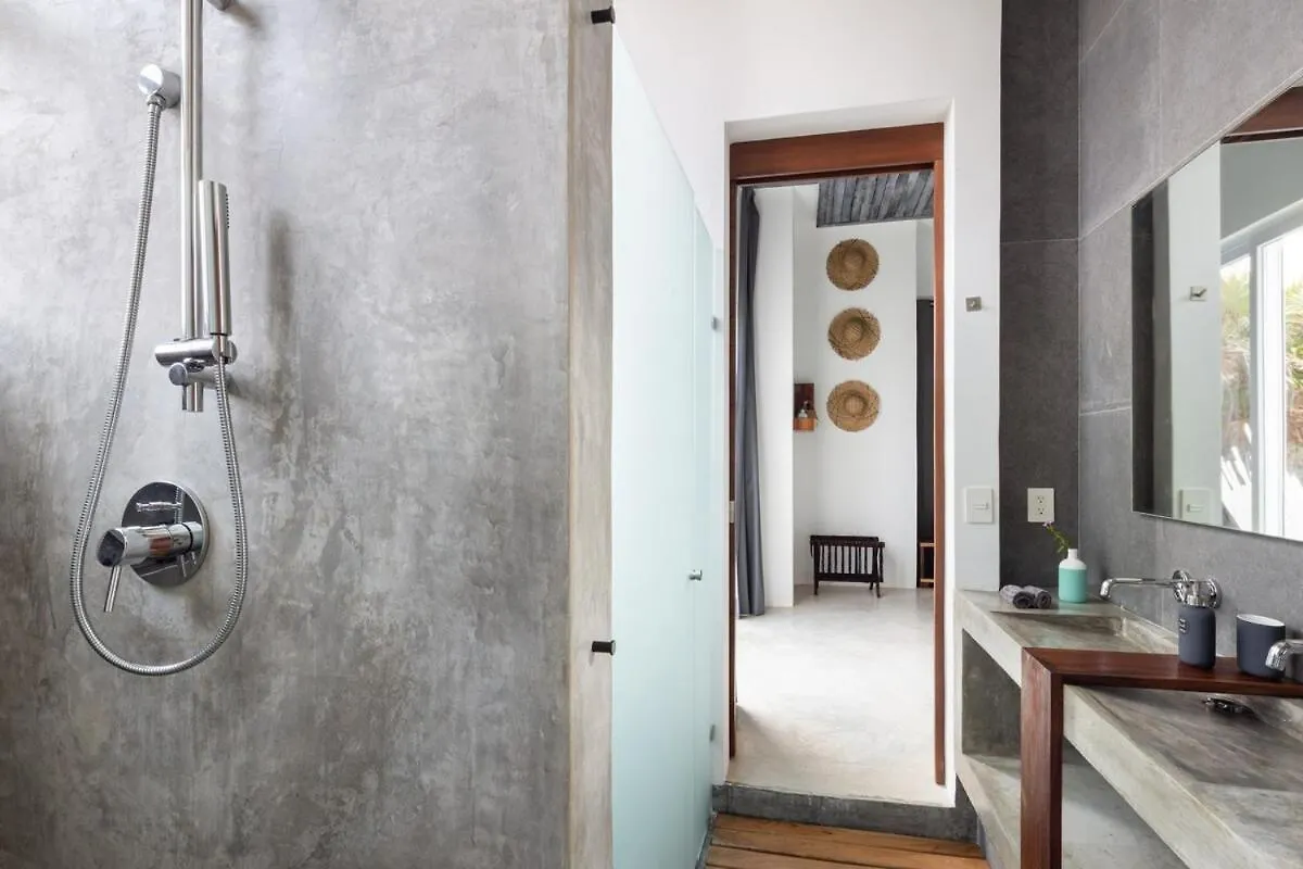 Villa Luxury Oceanfront Estate With Pool, Staff, Sleeps 24 à Tulum